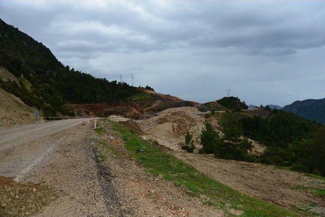 Antalya-kumluca Yolunda Heyelan Devam Ediyor