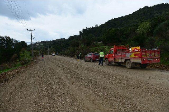 Antalya-kumluca Yolunda Heyelan Devam Ediyor