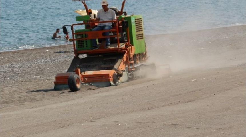 Ak&ccedil;akoca Akevler Plajı Kumu Temizlendi