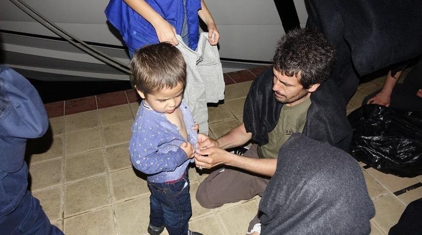 Botları Su Alan M&uuml;ltecileri Sahil G&uuml;venlik Kurtardı