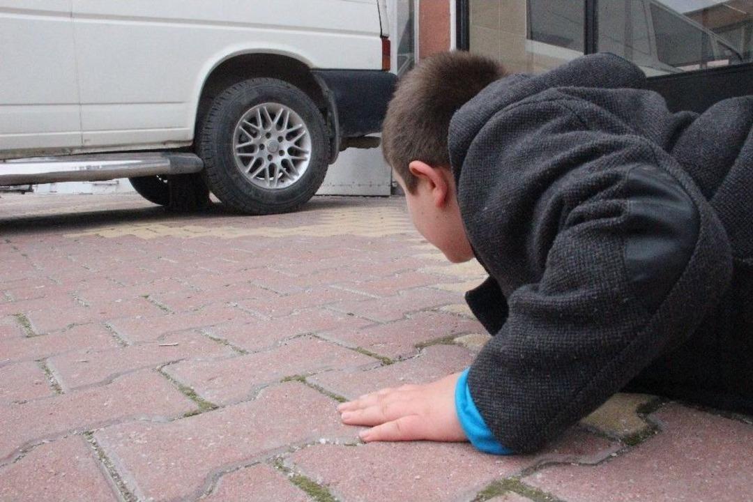 K&uuml;&ccedil;&uuml;k &Ccedil;ocuk Yaralı K&ouml;peğin Başından 1 Saat Ayrılmadı