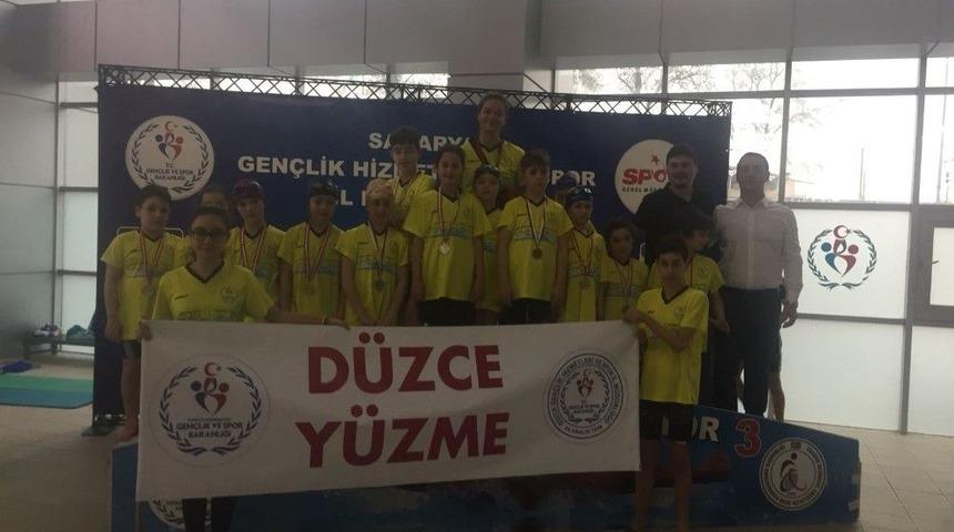 K&uuml;&ccedil;&uuml;k Y&uuml;z&uuml;c&uuml;ler K&uuml;rs&uuml;n&uuml;n Sahibi