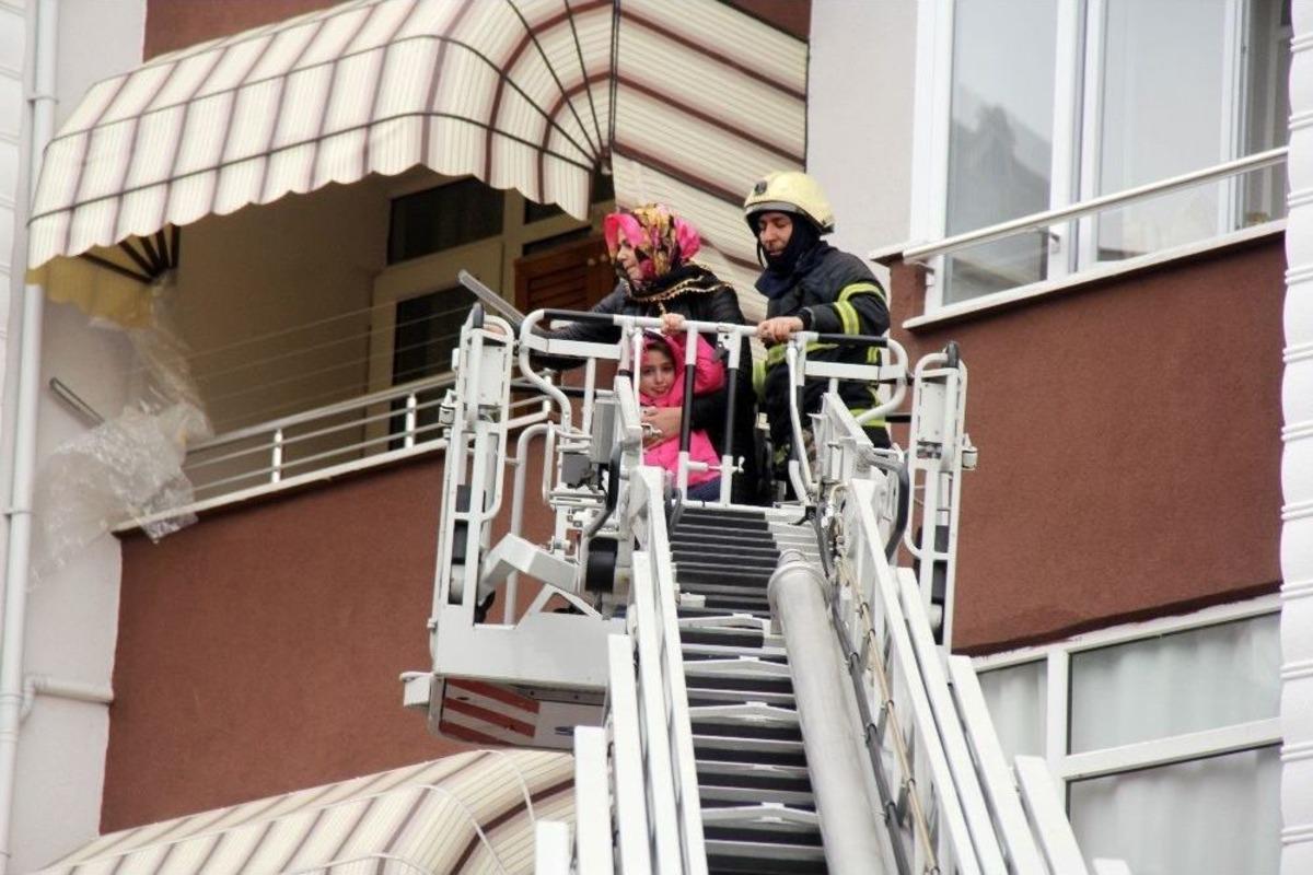 Yangında Mahsur Kalanları İtfaiye Ekipleri Kurtardı