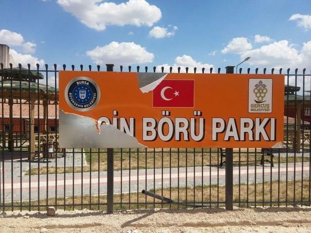 Gercüş’te Yasin Börü Parkı’nın Tabelası Yenilendi