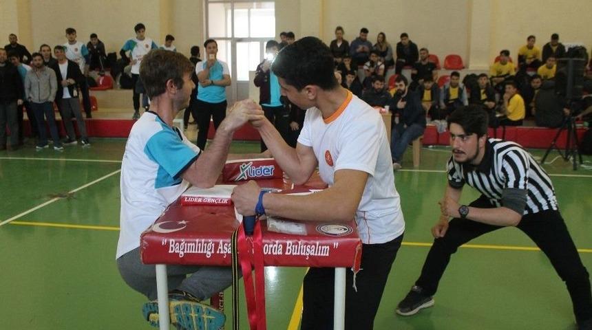 Kahramanmaraş&rsquo;ta Gen&ccedil; Erkekler Bilek G&uuml;reşi Turnuvası