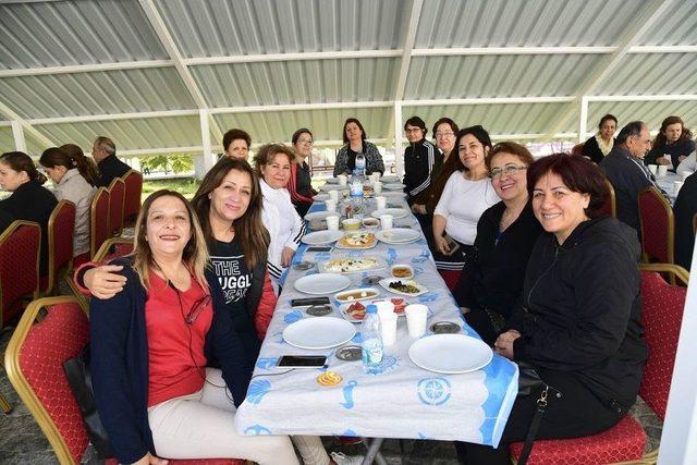 Aski Spor Salonu Bahçesinde Kahvaltı Etkinliği