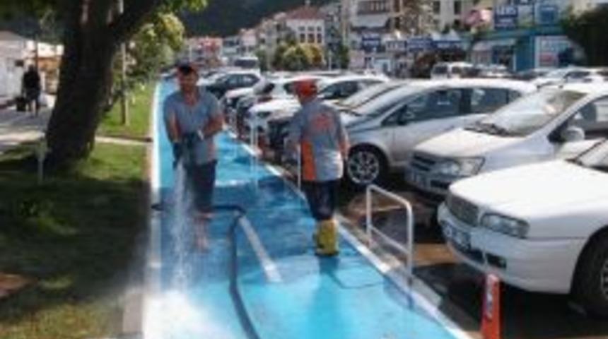 İnkumu&rsquo;nda Yol Ve Konteynerler Temizlendi