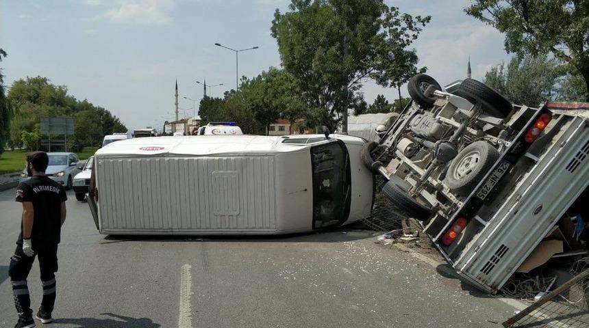Kamyonet İle Minib&uuml;s &Ccedil;arpıştı; 1 Yaralı