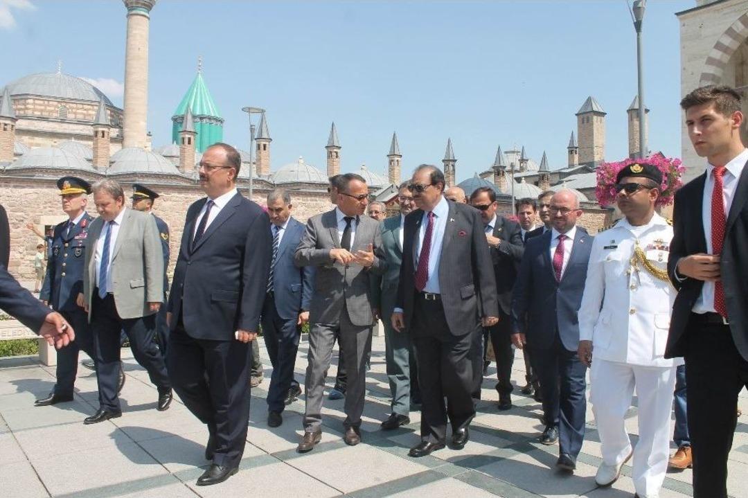 Pakistan Cumhurbaşkanı H&uuml;seyin, Mevlana Hazretlerinin T&uuml;rbesini Ziyaret Etti
