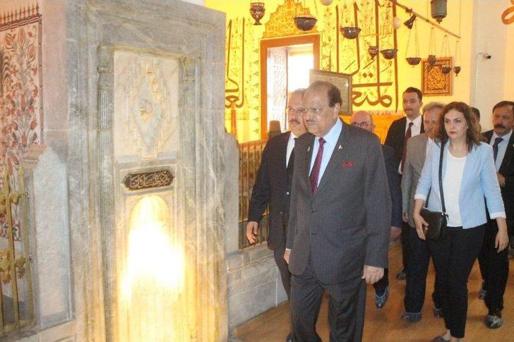 Pakistan Cumhurbaşkanı Hüseyin, Mevlana Hazretlerinin Türbesini Ziyaret Etti G1