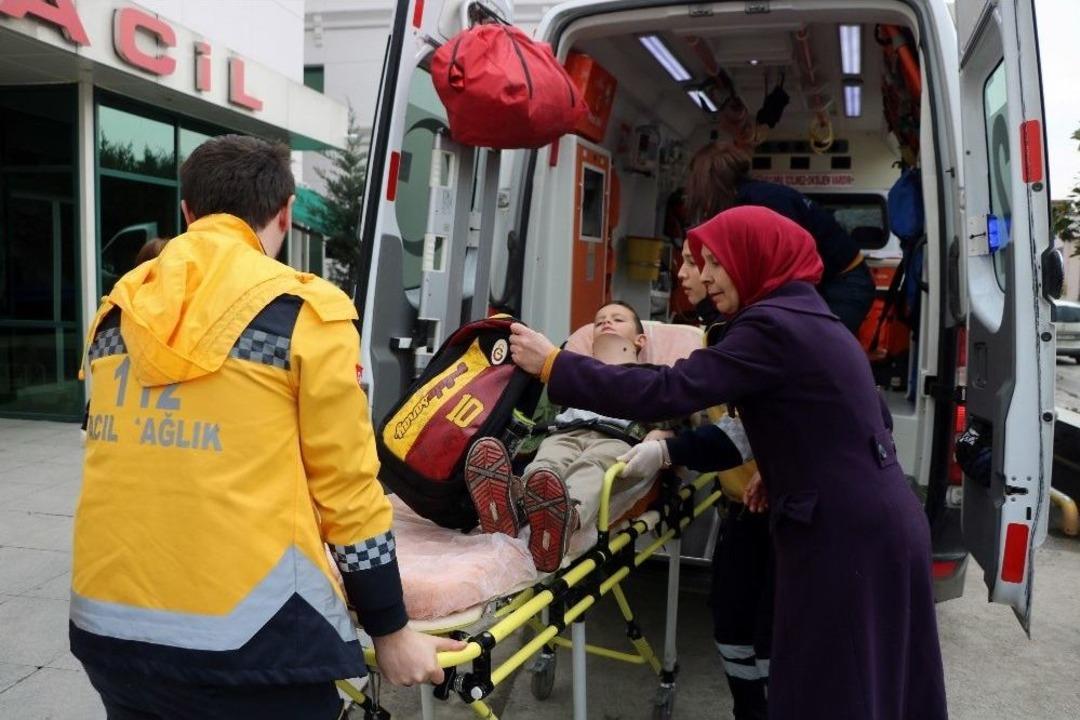 &Ouml;ğrenci Servisi İle Panelvan &Ccedil;arpıştı: 4&rsquo;&uuml; &Ouml;ğrenci, 6 Yaralı