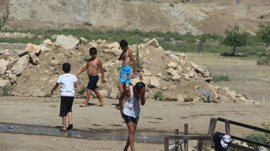 Silvan’da Çocuklar Tehlikeye Dalıyor