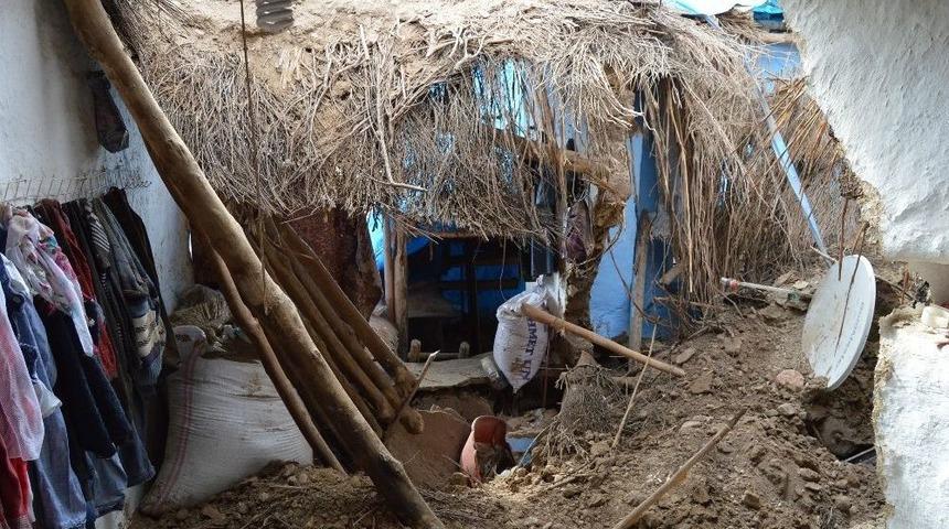 Enkaz Altında Kalan 100 K&uuml;&ccedil;&uuml;kbaş Hayvan Telef Oldu