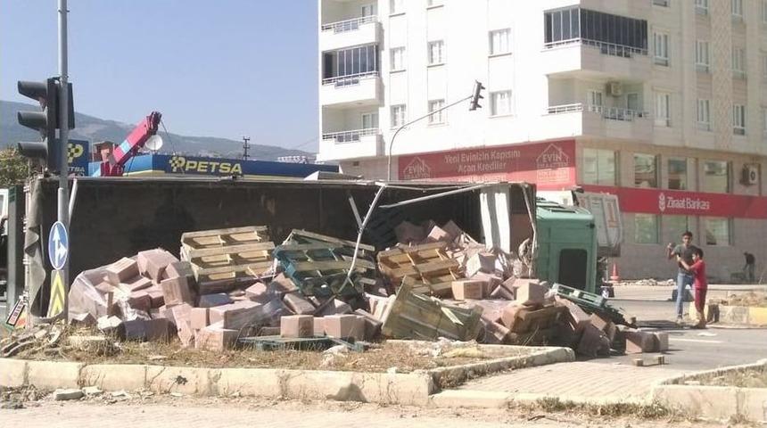 Koli Y&uuml;kl&uuml; Kamyon Yan Yattı: 1 Yaralı