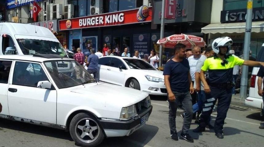 &lsquo;dur&rsquo; İhtarına Uymayan Otomobilin S&uuml;r&uuml;c&uuml;s&uuml;ne Polisten M&uuml;dahale