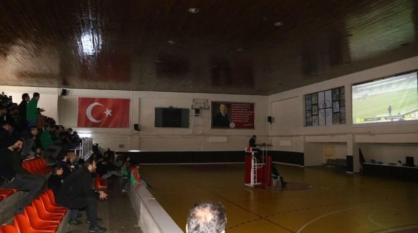 Seyircisiz Oynanan Ma&ccedil; İ&ccedil;in Dev Ekran Kuruldu