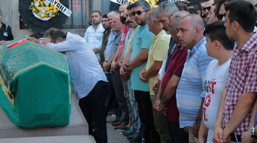 Park Kavgasında &Ouml;len Gen&ccedil; Toprağa Verildi