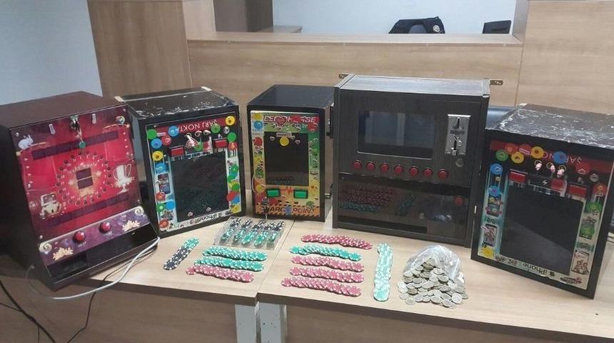 &Ccedil;ok Sayıda Oyun Pulu Ve Kumar Makinesi Ele Ge&ccedil;irildi
