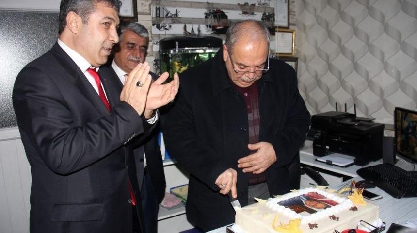 Muhtarlardan Başkan Kutlu&rsquo;ya S&uuml;rpriz Doğum G&uuml;n&uuml;