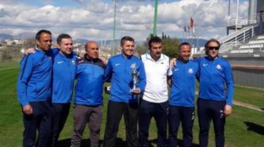 Masterler Eğirdir&rsquo;e &Uuml;&ccedil;&uuml;nc&uuml;l&uuml;k Kupası İle D&ouml;nd&uuml;