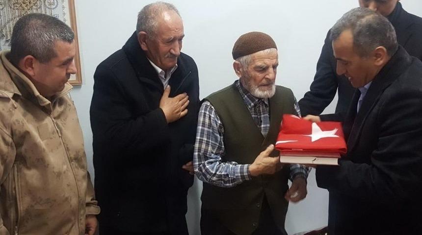 Askere G&ouml;zyaşı D&ouml;ken Dedelere T&uuml;rk Bayrağı