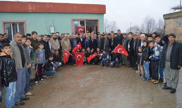 Askere G&ouml;zyaşı D&ouml;ken Dedelere T&uuml;rk Bayrağı 3