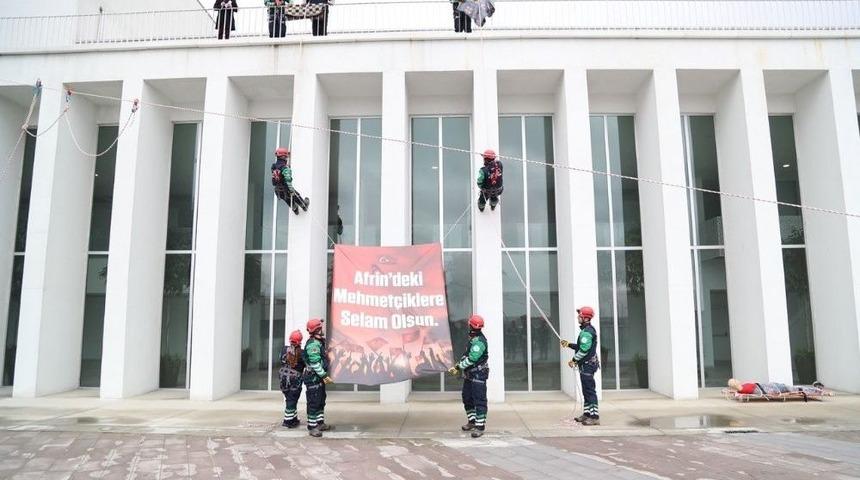 Deprem Tatbikatı Sırasında "afrin&rsquo;deki Mehmet&ccedil;iklere Selam Olsun" Pankartı