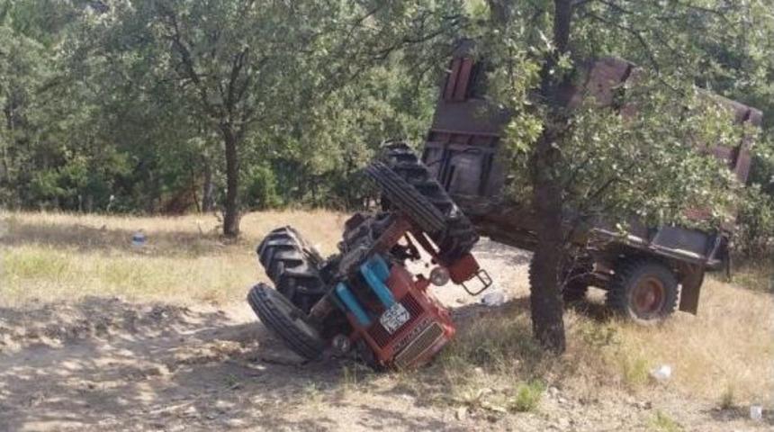 Gediz&rsquo;de Trakt&ouml;r Takla Attı; 3 Yaralı