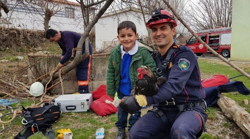 İtfaiyeden Horoz Kurtarma Operasyonu