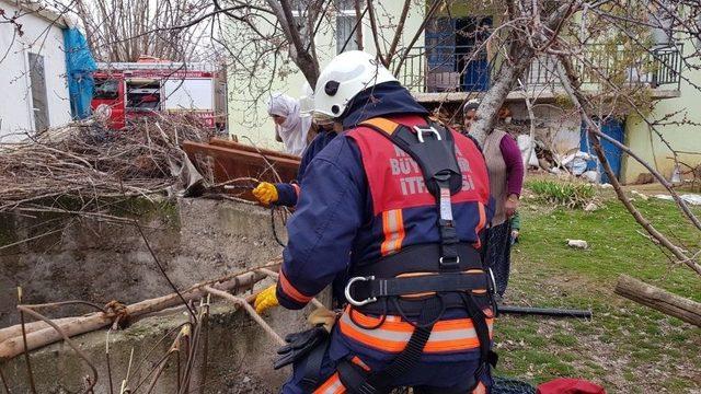 İtfaiyeden Horoz Kurtarma Operasyonu