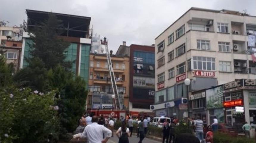 Trabzon&rsquo;da Bir Binanın &Ccedil;atı Katında &Ccedil;ıkan Yangın Paniğe Neden Oldu