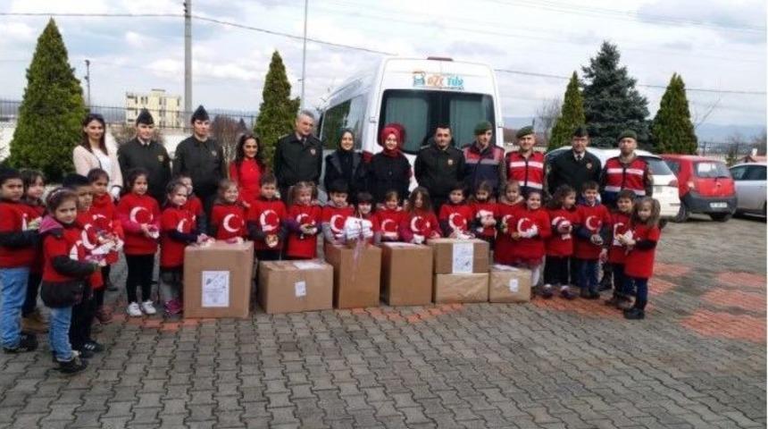 Minik Y&uuml;reklerin Hediyeleri Mehmet&ccedil;iğe Ulaştı