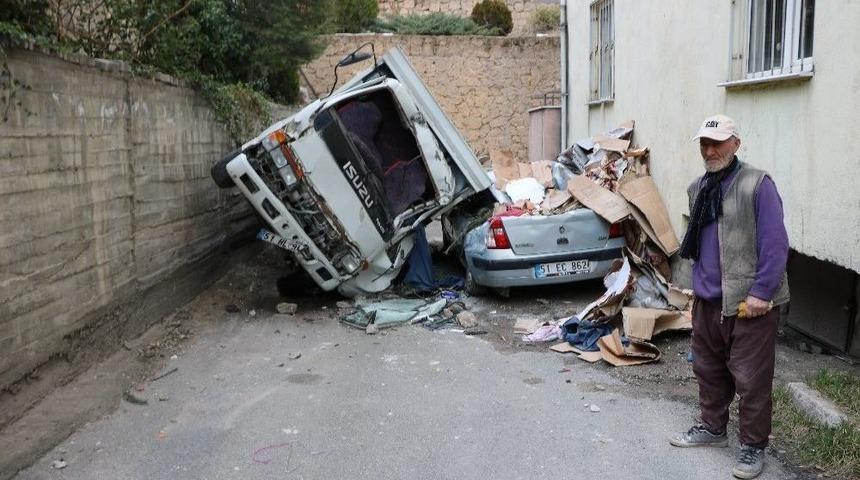 Kamyonet Otomobilin &Uuml;zerine D&uuml;şt&uuml;