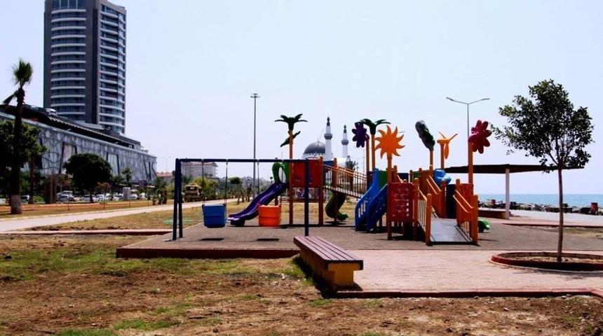 İskenderun Sahilinde Çocuklara İki Yeni Park