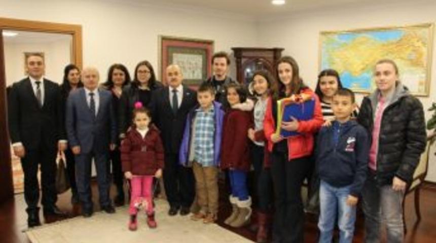 Mehmet&ccedil;iğe Yazılan Mektuplar Valiye Teslim Edildi