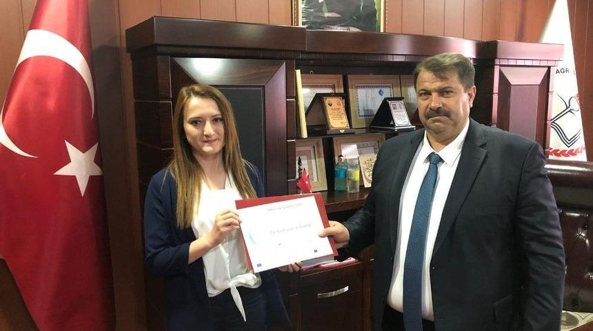 Turan, Ulusal Kalite Etiketi Almaya Hak Kazanan &Ouml;ğretmene &Ouml;d&uuml;l&uuml;n&uuml; Verdi