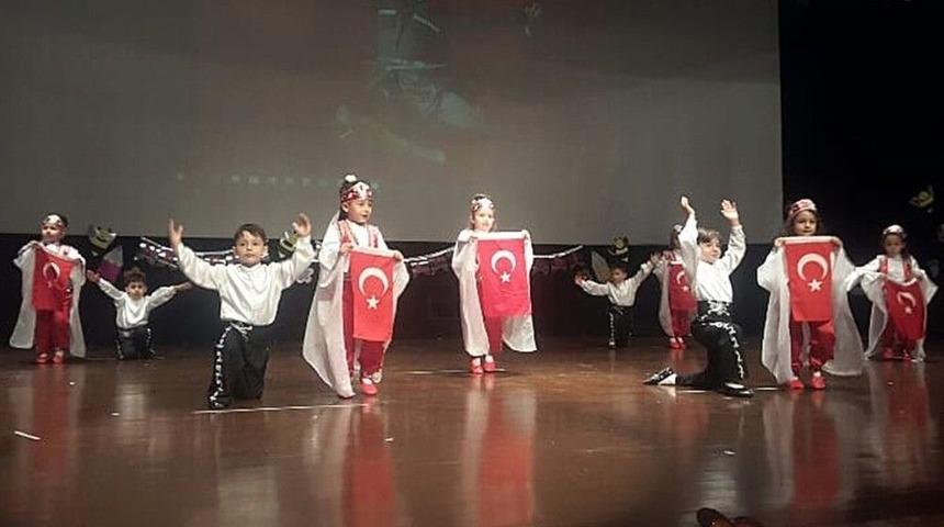 Neşeli Miniklerden Yıl Sonu G&ouml;sterisi