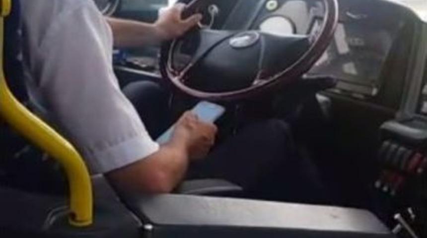 (&ouml;zel) Seyir Halindeyken Mesajlaşan Otob&uuml;s S&uuml;r&uuml;c&uuml;s&uuml; Kamerada