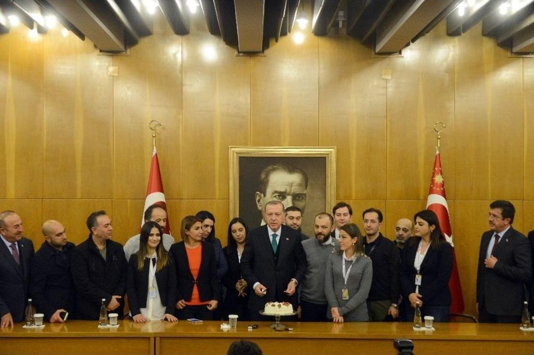 Gazeteciler Cumhurbaşkanı Erdoğan&rsquo;ın Doğum G&uuml;n&uuml;n&uuml; Kutladı