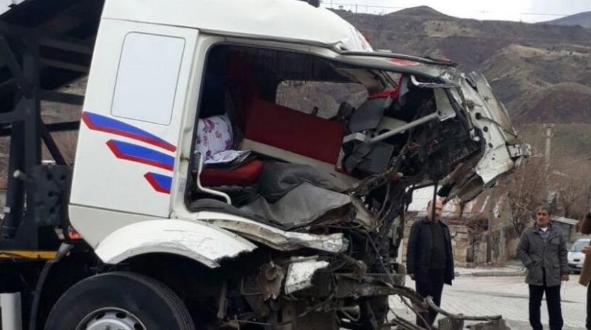 Trenle, Kamyon &Ccedil;arpıştı: 1 Yaralı