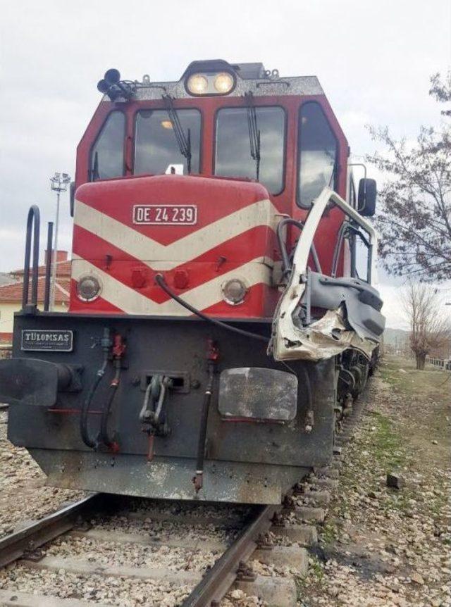 Trenle, Kamyon &Ccedil;arpıştı: 1 Yaralı 1