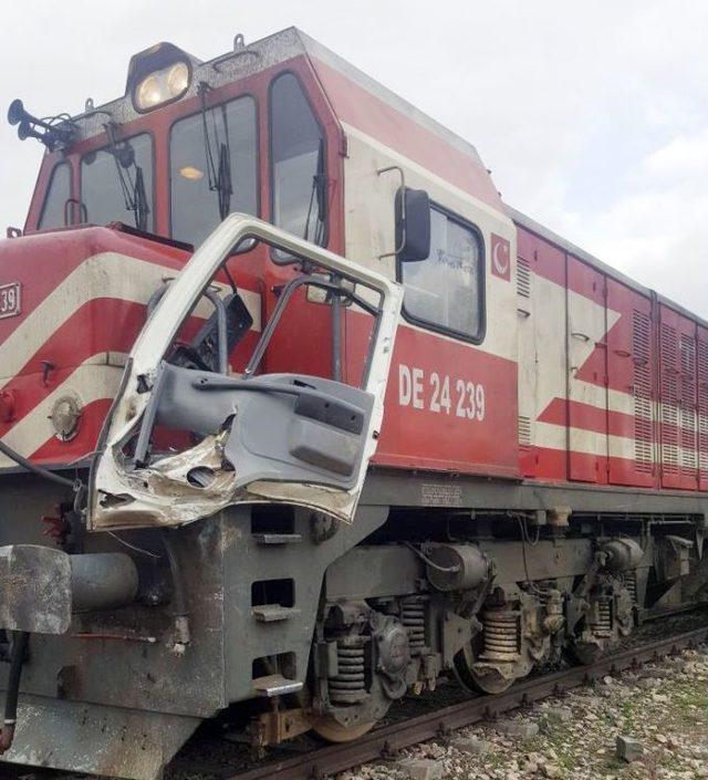 Trenle, Kamyon &Ccedil;arpıştı: 1 Yaralı 2