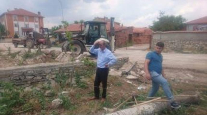 Aslanapa’da Mezarlık Ve Sokaklarda Temizlik Çalışmaları