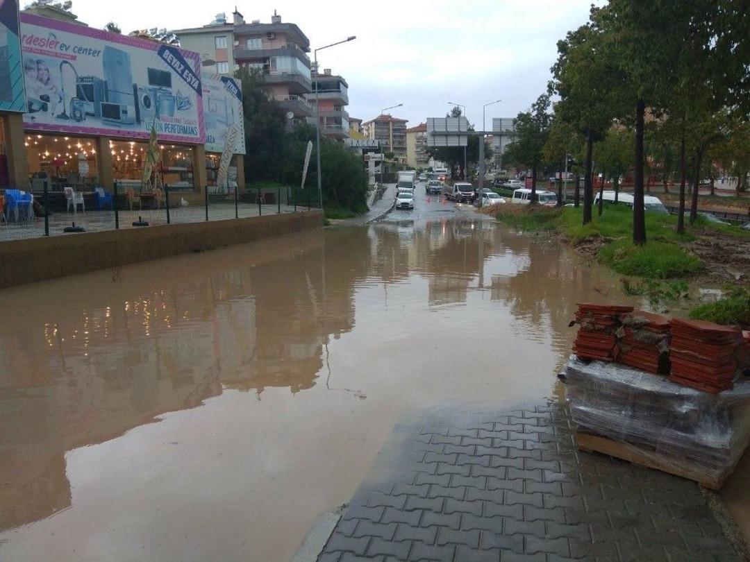 Kuşadası&rsquo;nda Sağanak Yağış Etkili Oldu