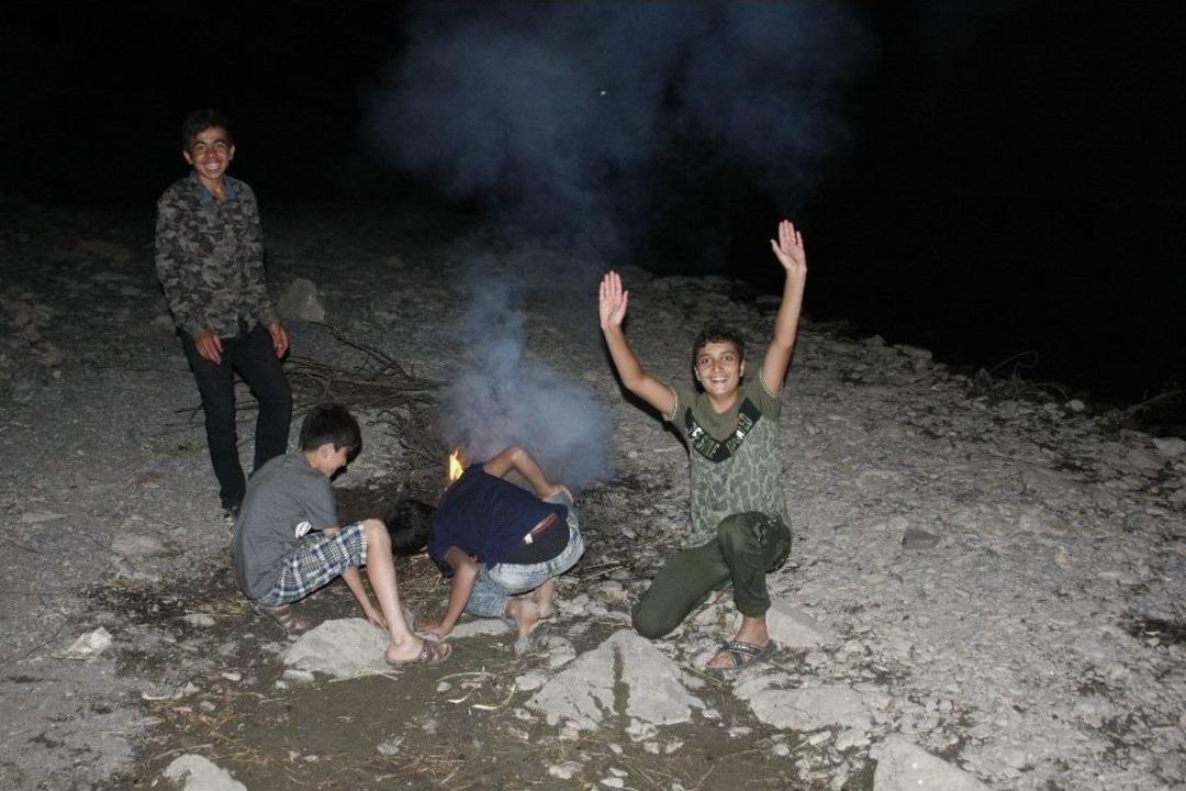 &Ccedil;ocukların Habur &Ccedil;ayı&rsquo;nda Tehlikeli Gece Eğlencesi