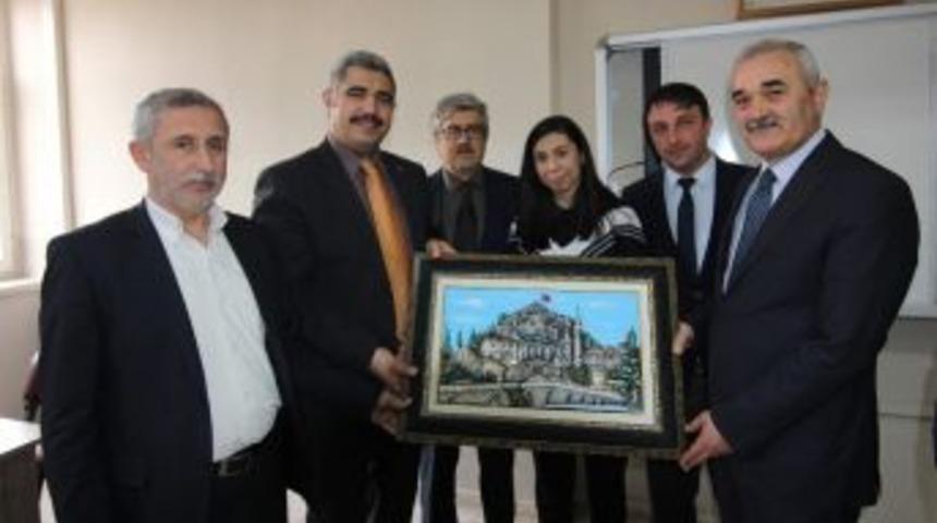 Başkan Karataş, Başarılı &Ouml;ğrenci&rsquo;ye Tablo Hediye Etti