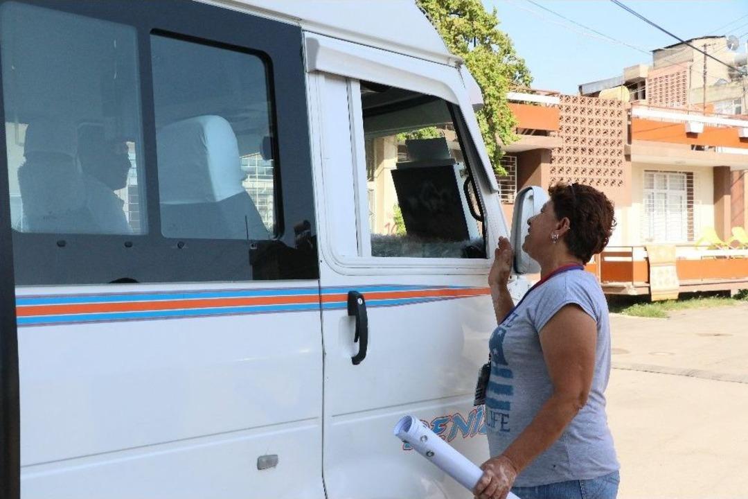 Mahallenin Fahri Trafik Polisi Ayşe Kaya Sokak Kedilerini B&ouml;yle Koruyor