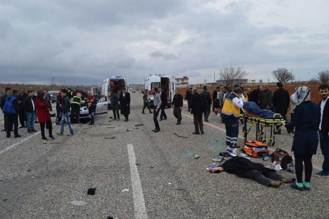 Adıyaman&rsquo;da Otomobiller &Ccedil;arpıştı: 1 &Ouml;l&uuml;, 5 Yaralı