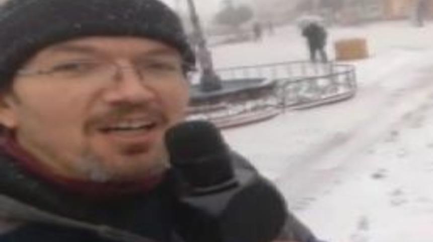 Kar Sevincini Sokakta Mikrofonla Haykırdı