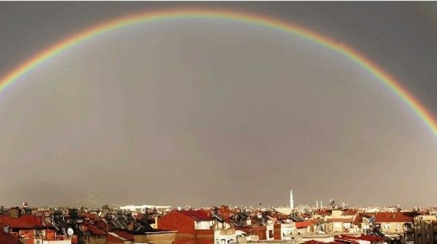 &Ouml;demiş&rsquo;te Oluşan G&ouml;kkuşağı B&uuml;y&uuml;ledi